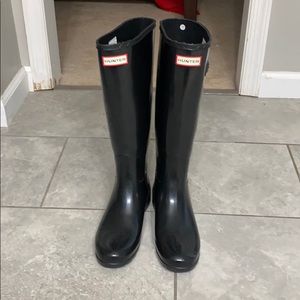 Hunter Glossy tall modern rain boot w cream liners